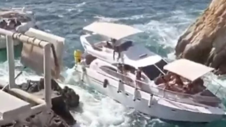 Tragedie la început de an! Un iaht de lux cu turiști s-a scufundat după ce s-a izbit de stânci