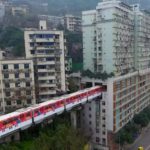 Orașul în care metroul trece printr-un bloc de locuințe. Locatarii clădirii ies din apartament și coboară direct în stație