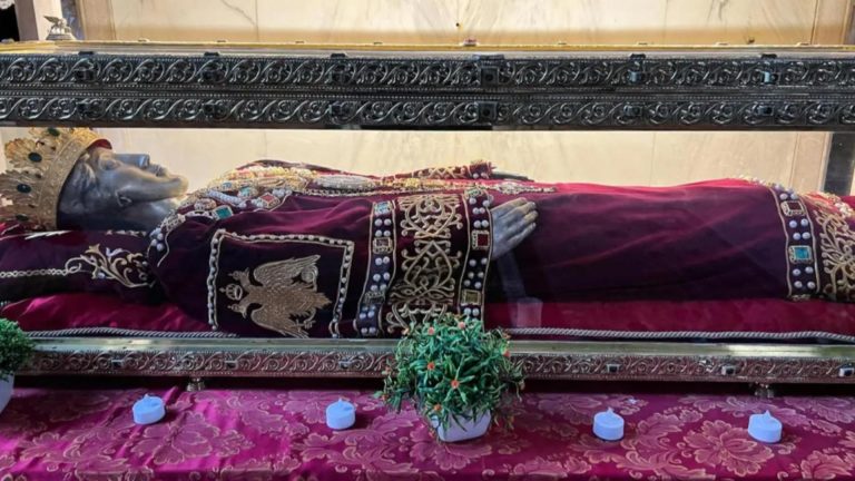 Când începe pelerinajul de la Mănăstirea Pantocrator? Moaștele Sfintei Împărătese Elena, aduse în premieră în România