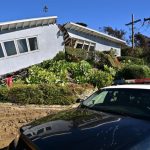 Cu natura nu te pui! O casă din Los Angeles a scăpat ca prin minune din incendii, dar s-a prăbușit în urma alunecărilor de teren