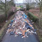 Satul izolat de un munte de gunoaie: localnicii sunt disperați că singurul drum de acces în localitate este blocat