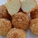 Cea mai rapidă rețetă de papanași cu brânză și pesmet. Un deliciu hrănitor și foarte gustos