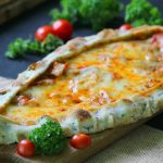 Pide sau pizza turcească. Un preparat hrănitos și gustos, de care nu te mai saturi