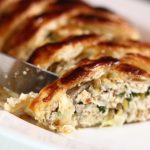 Plăcintă cu brânză și praz, un deliciu sărat și aromat. Cum să faci echilibrul perfect între aluatul crocant și umplutura cremoasă