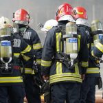 Incendiu devastator, într-un bloc din Vâlcea. Sute de kilograme de gunoi menajer au ars într-o garsonieră. Proprietarul a dat foc pentru a se încălzi