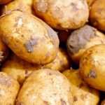 Ingredientul secret pe care trebuie să îl folosim la cartofii copți! Vor fi mai gustoși și mai crocanți ca oricând