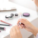 Autobronzant, ruj, ulei de păr și farduri, pe bani publici. O primărie a cumpărat cosmetice de la firma unui deputat