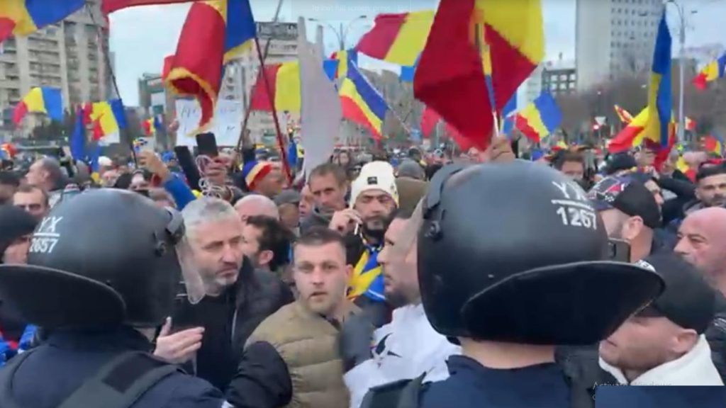 Tensiuni în Piața Victoriei, jandarmii au format un cordon în fața Guvernului. SURSE - Instigatorii care au aruncat cu petarde sunt din galeriile de fotbal - VIDEO