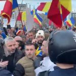 Tensiuni în Piața Victoriei, jandarmii au format un cordon în fața Guvernului. SURSE - Instigatorii care au aruncat cu petarde sunt din galeriile de fotbal - VIDEO