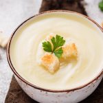 Supă cremă de conopidă, „pansament" pentru stomac. Rețeta, în doar câțiva pași simplii