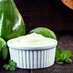 Maioneza vegană, din avocado, face furori pe internet. Este gata în doar câteva minute iar gustul este incredibil