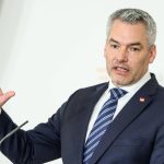 Karl Nehammer, cancelarul de la Viena care i-a ținut pe români la "porțile" Schengen, își face bagajele. Retragere umilitoare, cu coada între picioare