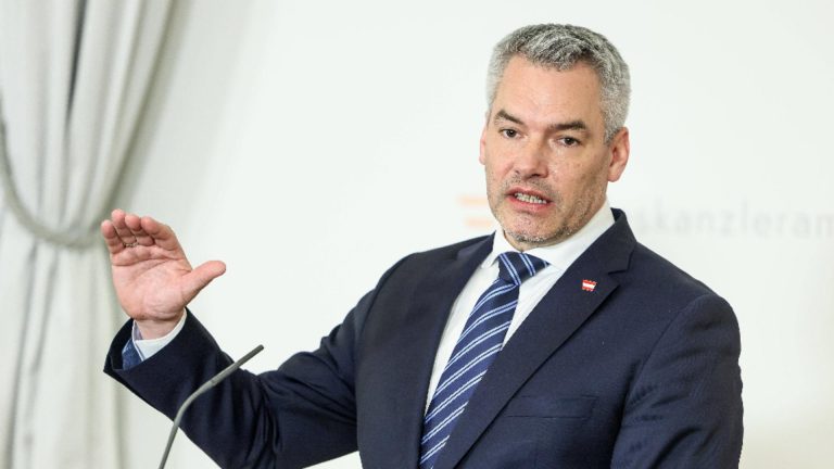 Karl Nehammer, cancelarul de la Viena care i-a ținut pe români la "porțile" Schengen, își face bagajele. Retragere umilitoare, cu coada între picioare