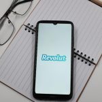 Bursele școlare nu se mai plătesc în vechile conturi REVOLUT. Ce trebuie să facă părinții care se află în această situație?