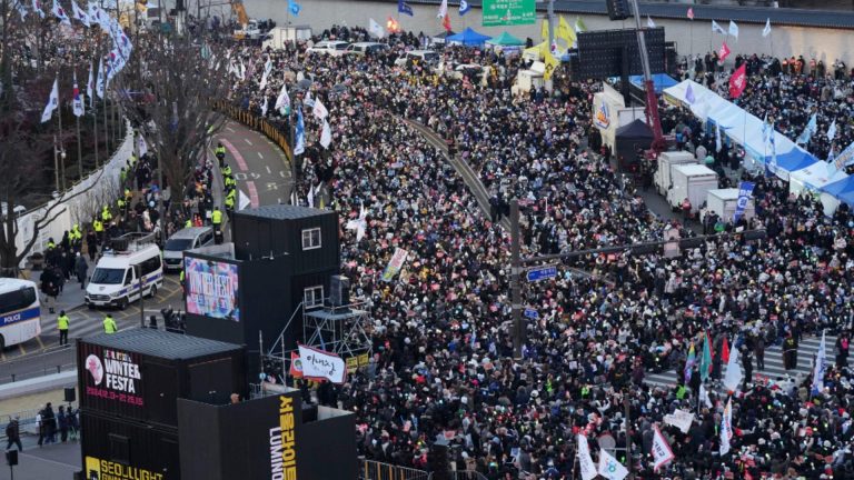 Soarta lui Yoon Suk Yeol atârnă de un fir de ață! Preşedintele sud-coreean va fi ARESTAT până pe 6 ianuarie. Proteste masive la Seul