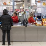 Ritmul draconic de muncă din supermarketuri, dezvăluit de o angajată: „Există un contor care măsoară viteza cu care sunt scanate produsele”