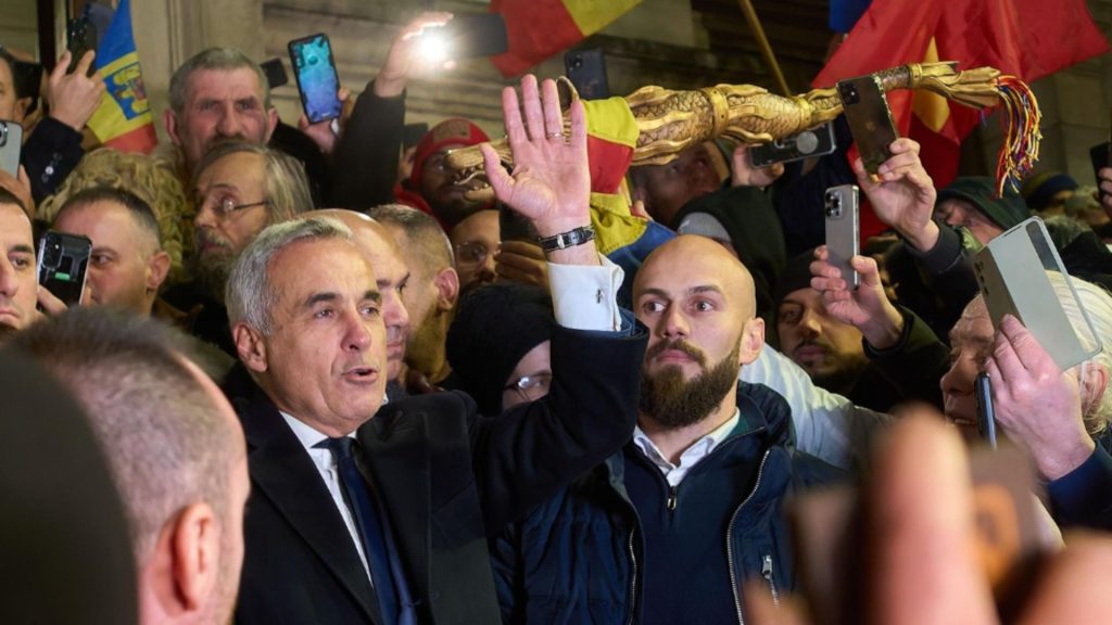 Românii vin în număr mare la Marea Horă a Unirii Neamului din Parcul Tineretului, pentru a fi alături de președintele ales Călin Georgescu