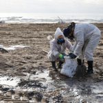 Pata de petrol scursă în Marea Neagră a ajuns și pe coasta Mării Azov, în Ucraina. Dezastrul ecologic se amplifică