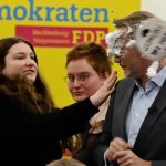 VIDEO. Momentul în care un politician primește o tartă cu frișcă direct în față. Scene demne de cascadorii râsului