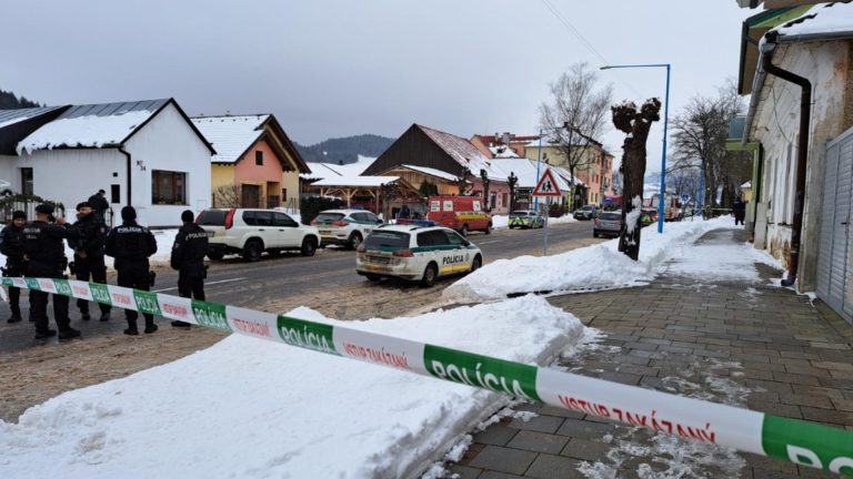 Cel puţin doi morţi şi un rănit în Slovacia. Un elev și-a atacat cu cuţitul profesoara şi colegii
