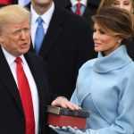 Donald Trump va vota cu mâna pe două Biblii. Care este semnificația acestui gest?