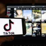 TikTok își repornește aplicația în SUA și îi mulțumește lui Trump