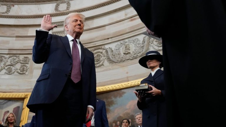 Donald Trump stârnește o controversă în ziua învestirii: nu a jurat cu mâna pe Biblie în timpul ceremoniei
