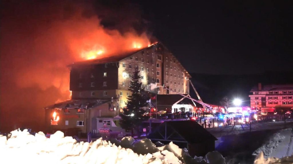 66 de MORȚI în Turcia, în incendiul de la hotel. Bilanț TERIFIANT anunțat de autorități, după ce inițial au fost raportate 10 decese - VIDEO