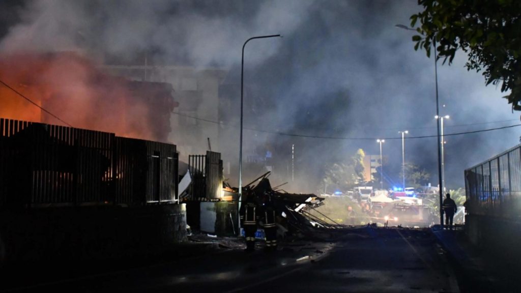 O explozie devastatoare a distrus un bloc întreg din temelii. Salvatorii caută supraviețuitori printre dărâmături