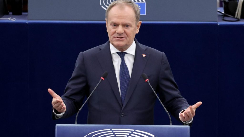 Semnal de alarmă de la Donald Tusk: Dacă Europa vrea să supraviețuiască, trebuie să se înarmeze