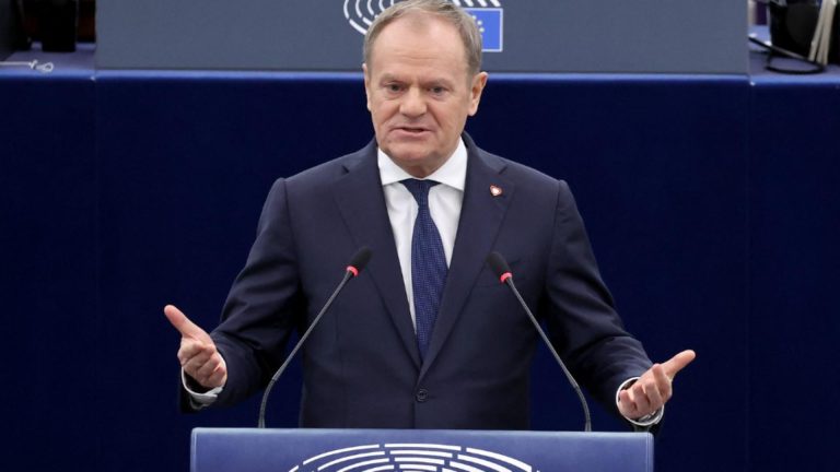 Semnal de alarmă de la Donald Tusk: Dacă Europa vrea să supraviețuiască, trebuie să se înarmeze