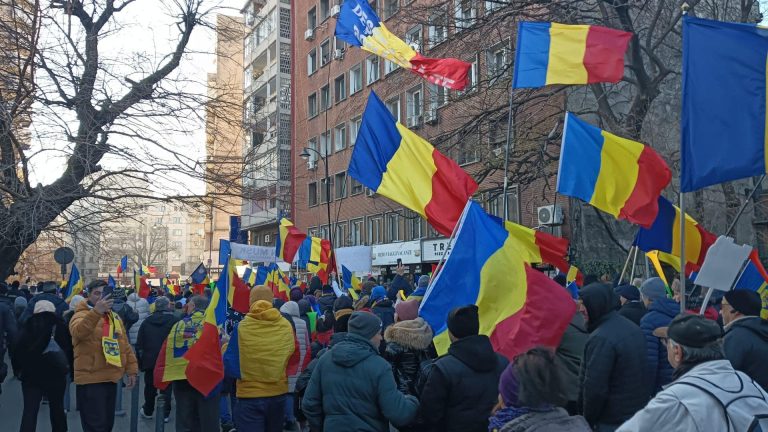 Noi proteste în țară și în Capitală. Românii cer TURUL 2 înapoi! Tensiunile cresc în societate