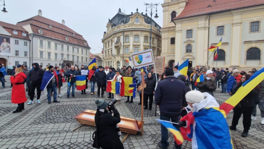 Protest cu coșciugul în fața primăriei Sibiu: "Iohannis a omorât democrația!"
