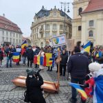 Protest cu coșciugul în fața primăriei Sibiu: "Iohannis a omorât democrația!"