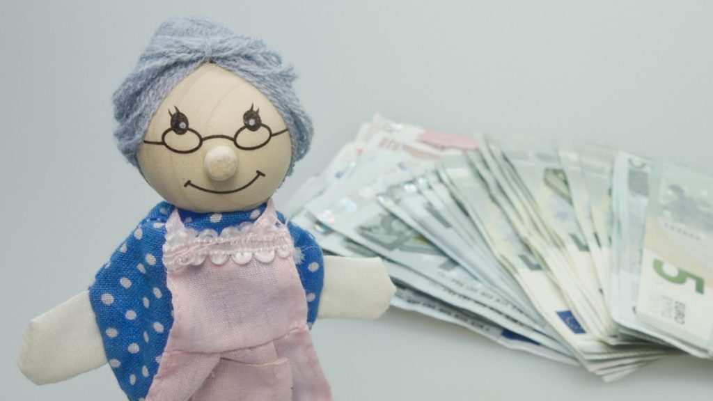 SCENARIILE de pe masa Guvernului privind ajutoarele pentru pensionarii cu venituri mici: ce SUME sunt luate în calcul