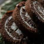 Rulada fără coacere cu biscuiți și cremă. O rețetă rapidă și ideală pentru toate gusturile