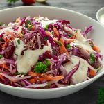 Salată de crudități cu sos de iaurt. Prospețime și savoare într-un bol - Ideală după mesele de sărbători