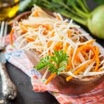 Salată de gulii. Rețetă savuroasă, pentru porția de sănătate. Ingredientul care îi dă o savoare desăvârșită
