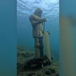 Statuie INEDITĂ găsită pe fundul unui lac. Un cavaler în armură stă neclintit și nimeni nu știe cine l-a pus acolo