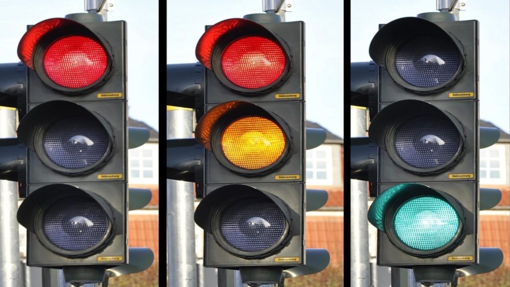 Codul Rutier 2025. Este ilegal să treci pe galben? Obligațiile șoferilor la întâlnirea unui semafor - GESTUL care te poate lăsa pe loc fără permis