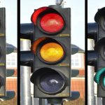 Codul Rutier 2025. Este ilegal să treci pe galben? Obligațiile șoferilor la întâlnirea unui semafor - GESTUL care te poate lăsa pe loc fără permis