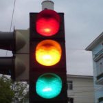 Cod Rutier 2025. În ce situații poți trece pe culoarea roșie a semaforului și ești „iertat”?