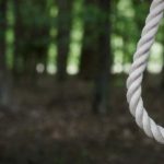 Adolescent de 18 ani, găsit spânzurat de un copac, în Tulcea! Motivul pentru care tânărul a recurs la cumplitul gest este necunoscut
