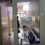 Situație critică la spital. Pacienții stau cu umbrelele