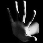 Bărbat REȚINUT după ce și-a bătut copilul de 8 ani până l-a băgat în spital. Poliția e emis un ordin de protecție