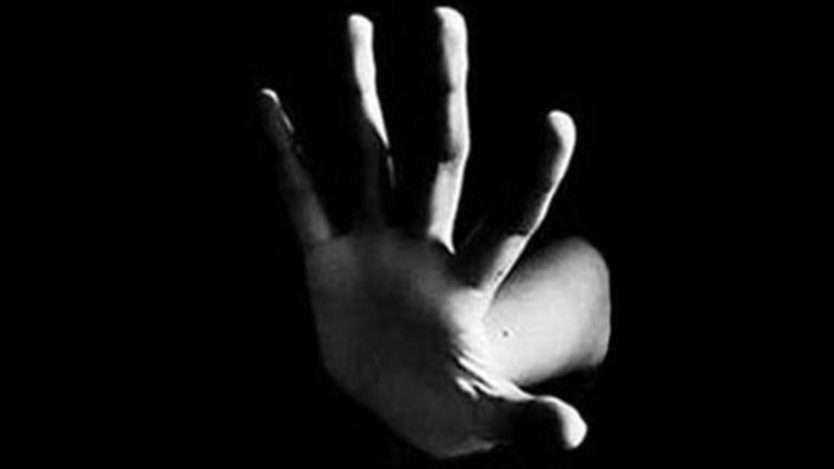 Bărbat REȚINUT după ce și-a bătut copilul de 8 ani până l-a băgat în spital. Poliția e emis un ordin de protecție