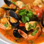 Supă de fructe de mare cu focaccia, cea mai iubită rețetă de pe internet. Cum se prepară și ce trebuie să adaugi pentru un gust unic