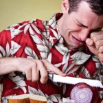 Cele mai bune trucuri pentru a tăia ceapa fără să plângi. Așa vei scăpa de lacrimile din bucătărie