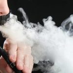 Țigările electronice pot provoca PNEUMONIE CHIMICĂ. Pe termen lung - risc de infarct și AVC. Avertismentul unui pneumolog român