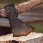 Scandal „românesc”. Un bărbat i-a dat cu toporul în cap unui văr de 73 de ani, iar pe altul, de 80 de ani, l-a bătut. De la ce a plecat totul